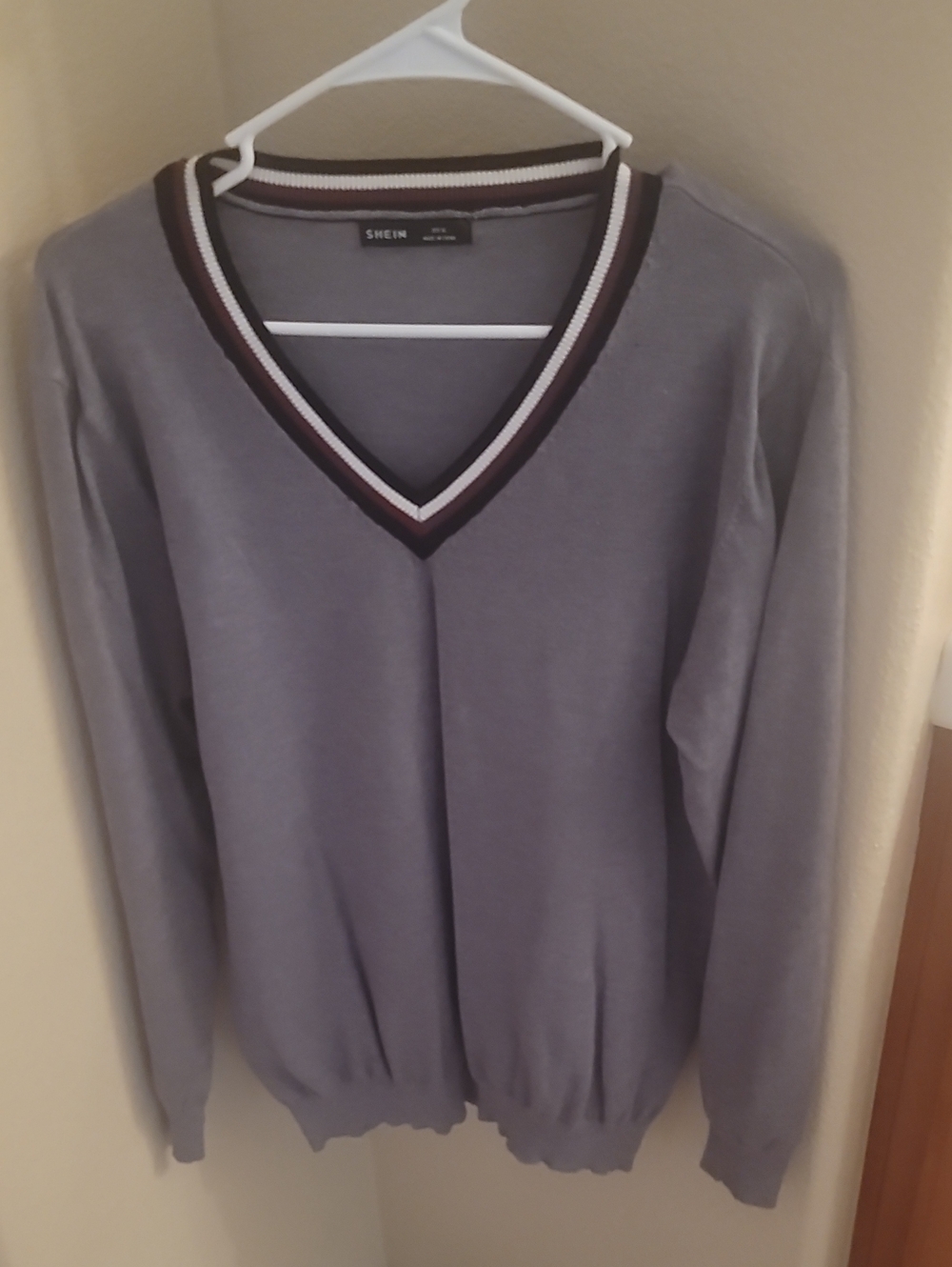 SHEIN Men's Gray V-Neck Sweater